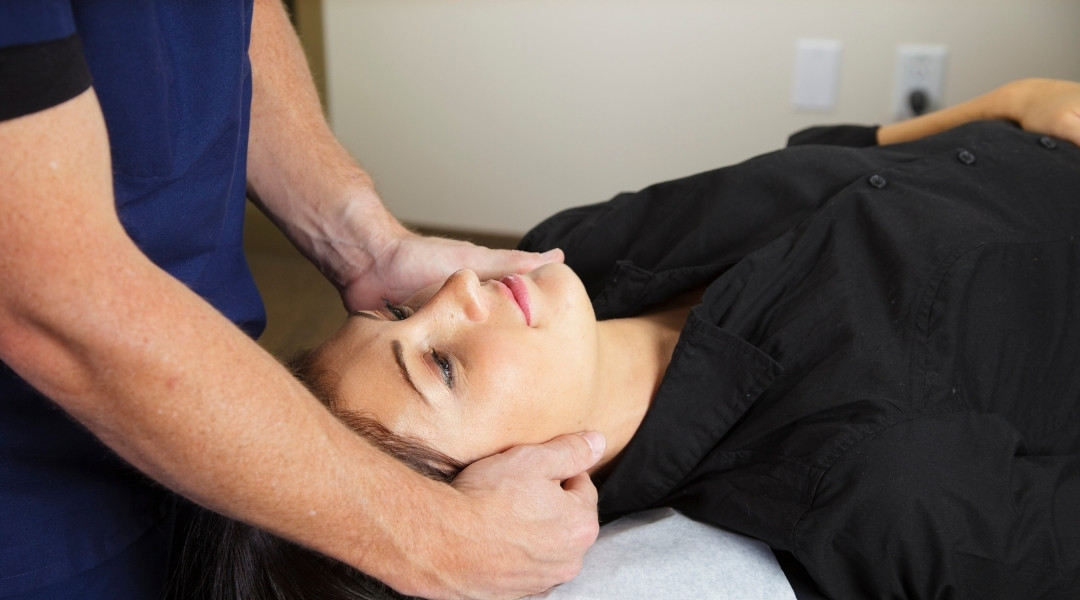 Looking For A &Quot;Spanish Speaking Chiropractor Near Me&Quot; In Seattle? 1 chiropractic adjustment